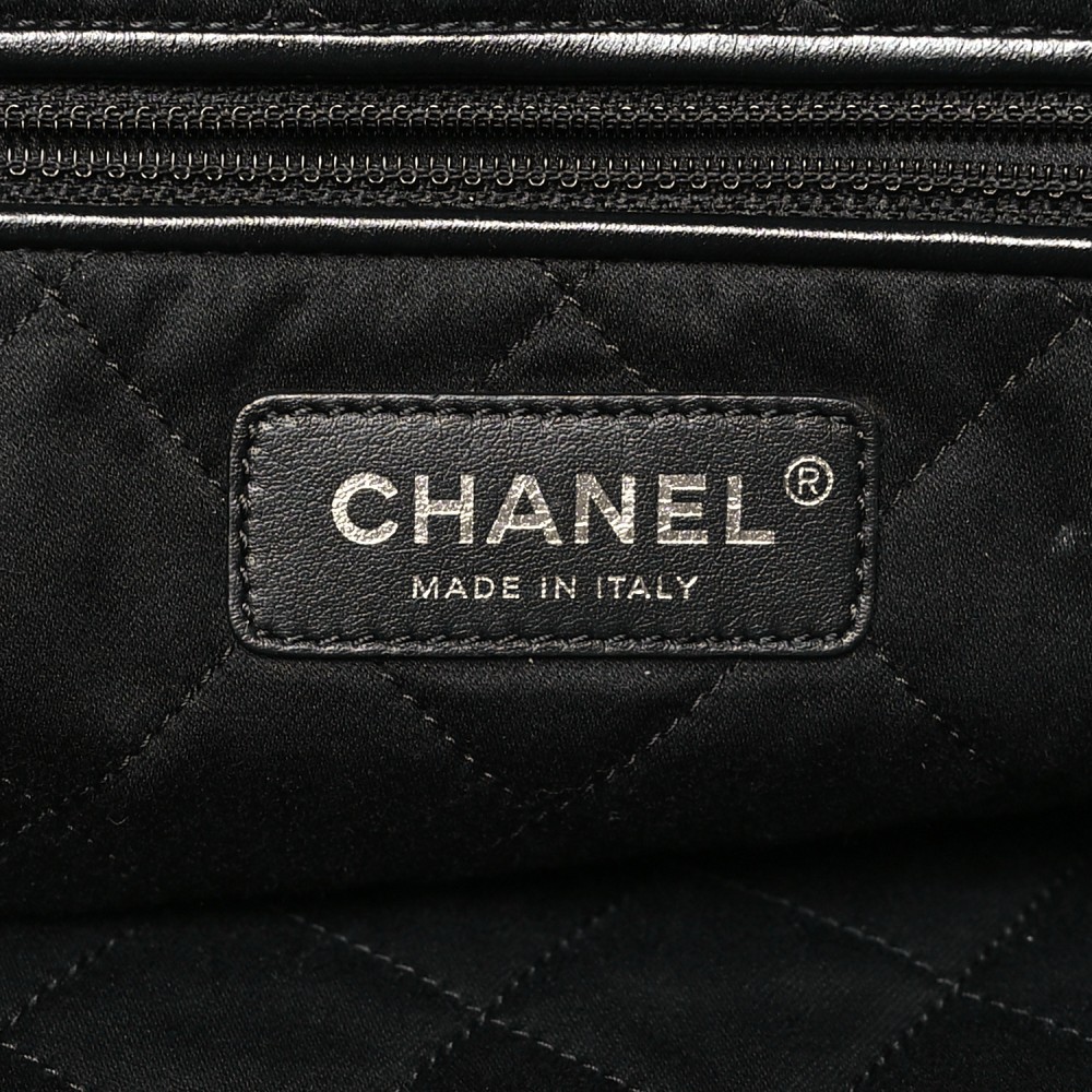 Shiny Caviar Quilted Monochrome Chanel 22 Black